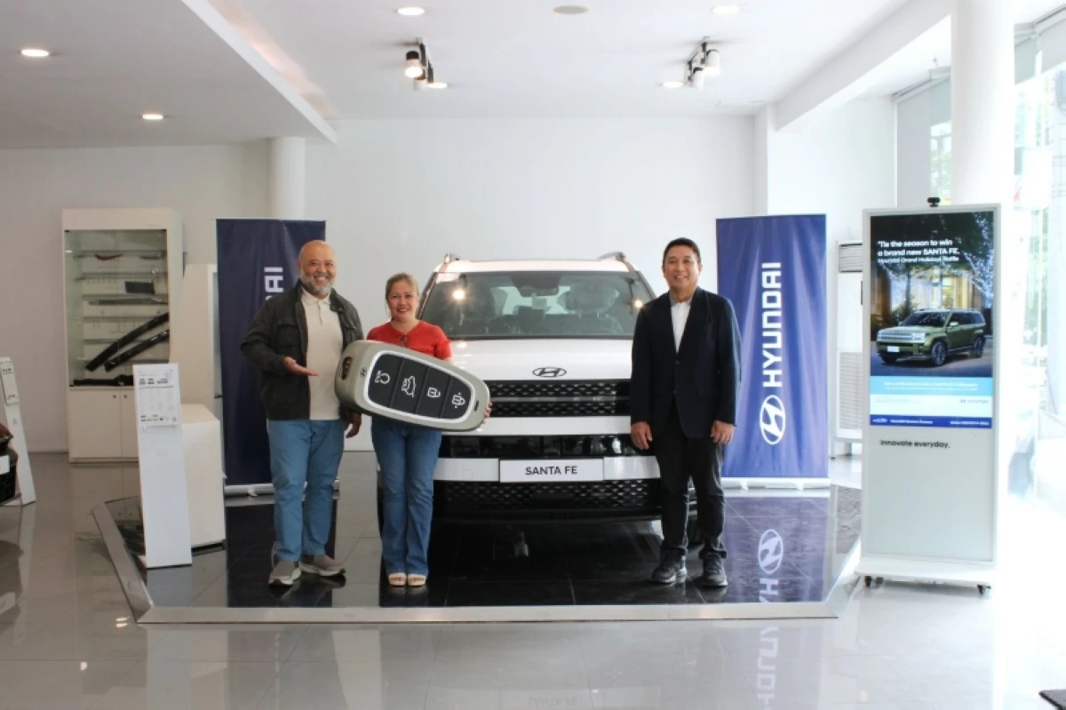 From left: President of ESJAY Auto Corp and Dealer Principal of Hyundai Quezon Avenue, Leo Anthony P. San Juan;
Brand-new Santa Fe Winner, Ms. Erlinda L. Añonuevo; and HMPH Managing Director, Cecil Capacete.