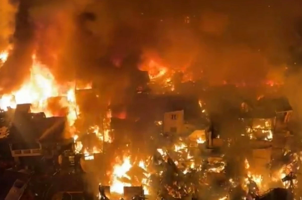 A residential area is engulfed in flames as a fast-moving fire hits Mayhaligue, Sta. Cruz, Manila, reaching 4th alarm and straining water supply, early Thursday morning.

Photo courtesy of Aliaah Amio / Facebook