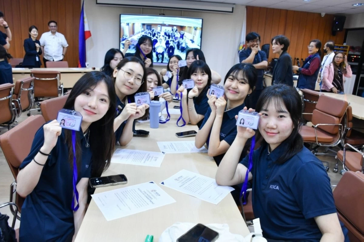 Korean volunteers in Muntinlupa (Photo from Mayor Biazon's Facebook account) 