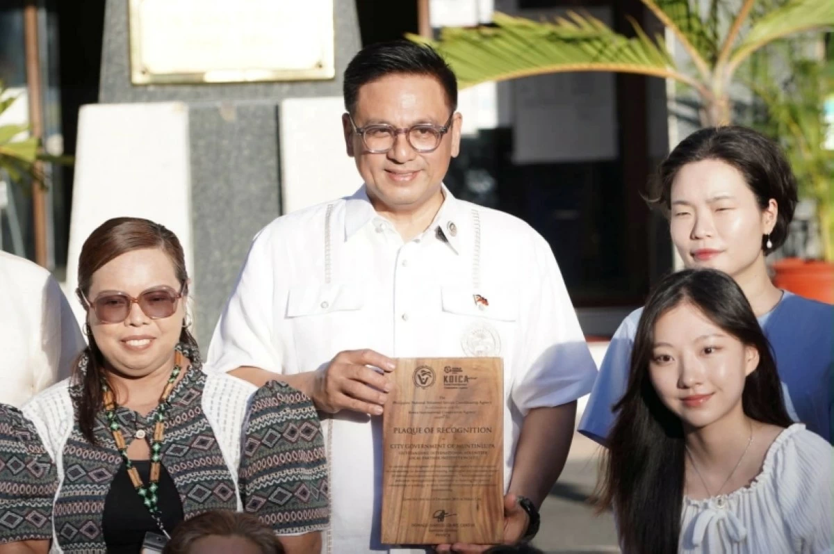 Muntinlupa Mayor Ruffy Biazon holds the plaque of recognition for the Muntinlupa City government for the volunteer program (Photo from Mayor Biazon's Facebook account) 