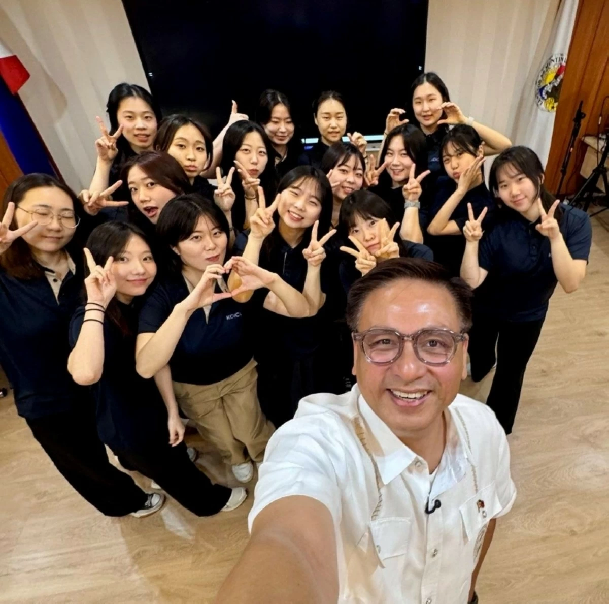Muntinlupa Mayor Ruffy Biazon with Korean volunteers (Photo from Mayor Biazon's Facebook account) 