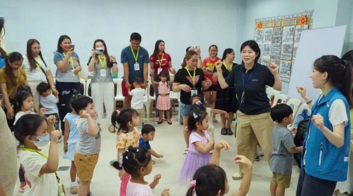 Korean volunteers at a childhood education center in Muntinlupa (Photo from KOICA's Facebook page)