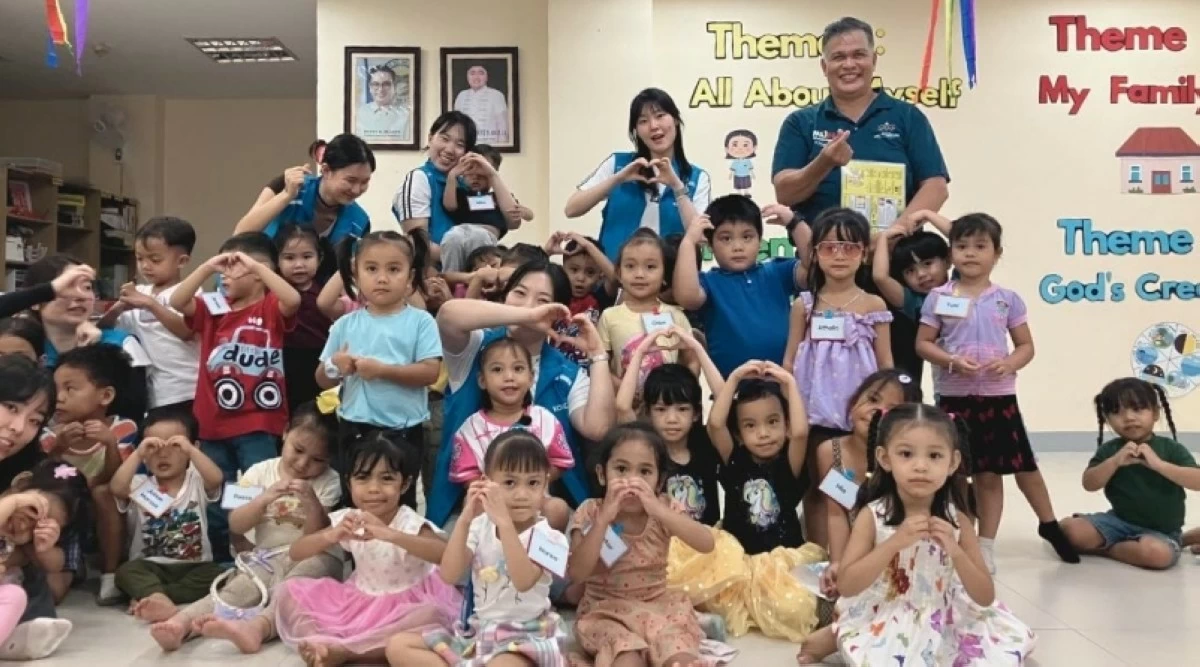Korean volunteers at a childhood education center in Muntinlupa (Photo from KOICA's Facebook page)