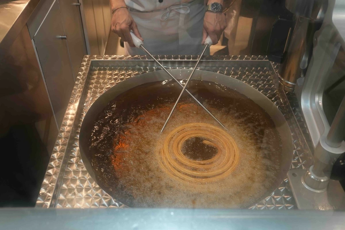 Fresh churro nearly ready for guests to enjoy (Photos: San Gines Manila)