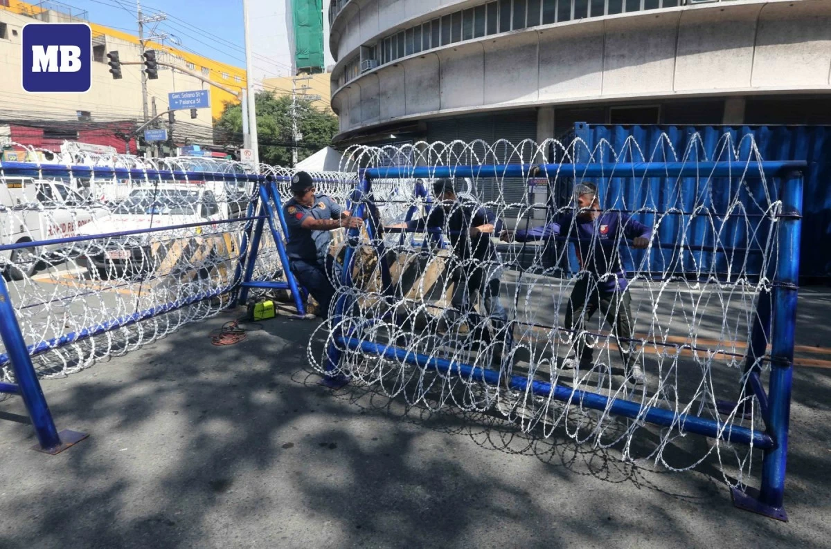 FILE PHOTO: Police set up razor-wire barricades, concrete barriers, and container vans along Solano Street at the corner of Ayala Boulevard in Manila as part of security preparations for an anti-corruption rally near Malacañang Palace. (Photo taken by Mark Balmores/MANILA BULLETIN)