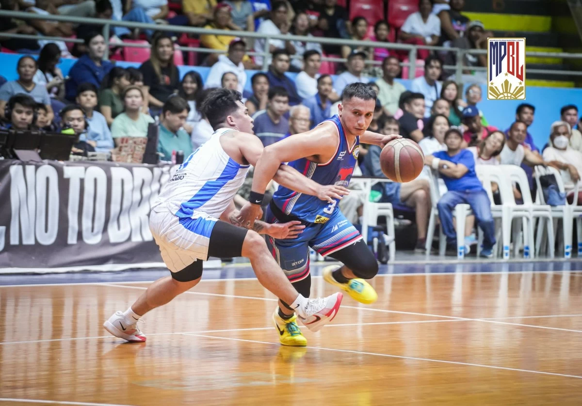 Ino Comboy delivers for the Batangas Tanduay Athletics. (MPBL Images)