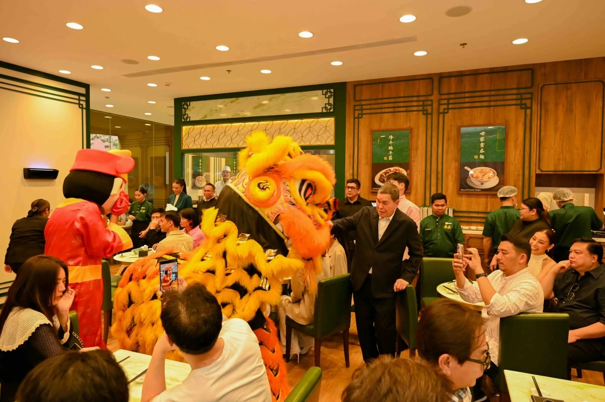 OPENING MOMENT Ben Chan attends the opening ceremony of Mak’s Noodles at SM Mall of Asia, marking the Hong Kong noodle house’s second Philippine location. (Photo: Mak's Noodles)