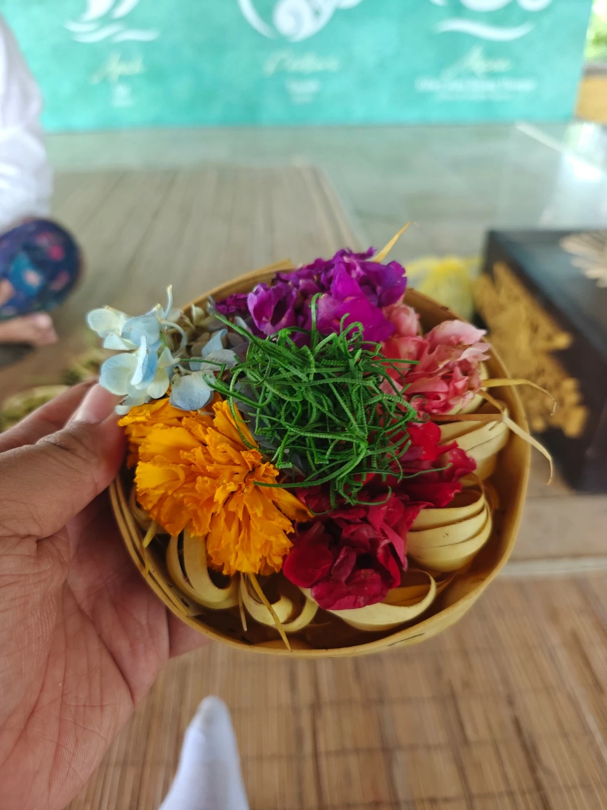Crafting Canang Sari at GWK Cultural Park (Photo: John Legaspi/Manila Bulletin)