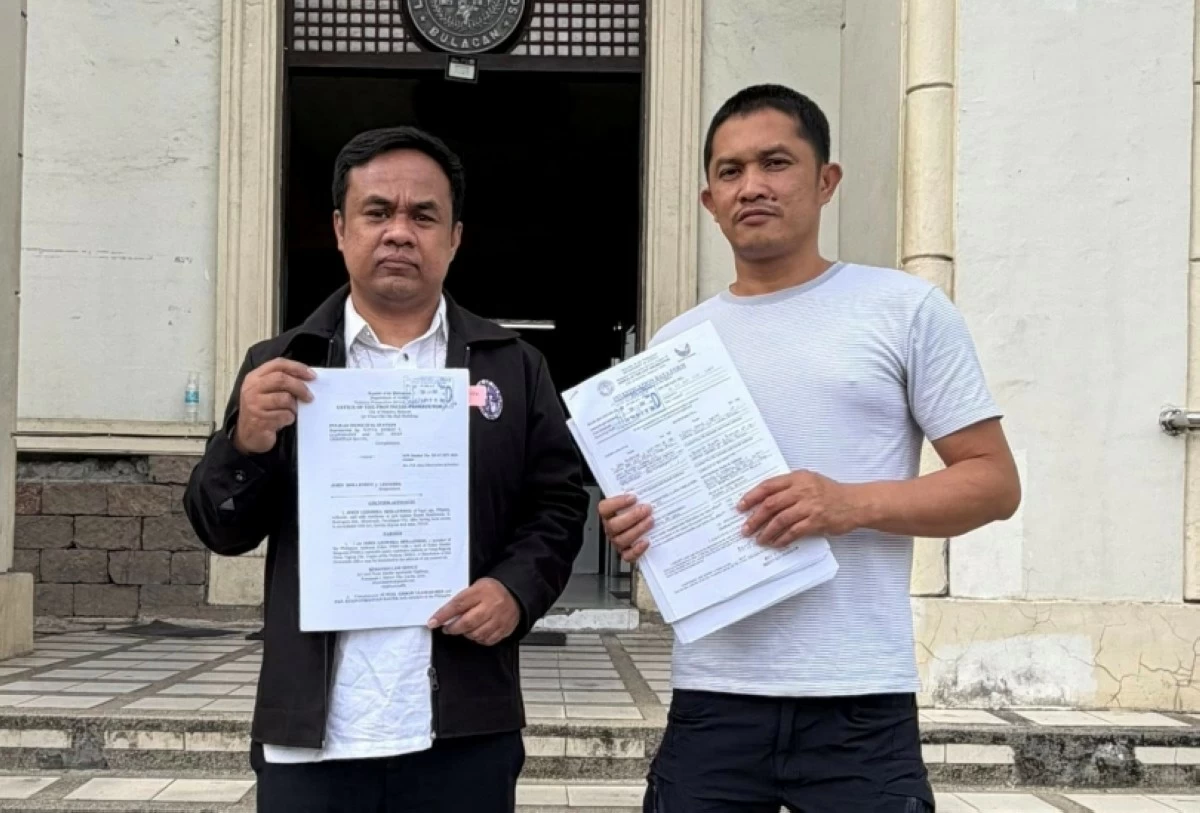 Police Senior Master Sergeant John Mollenido (right) and his lawyer, Cristobal Rimando (Photo from Atty. Rimando's Facebook account)