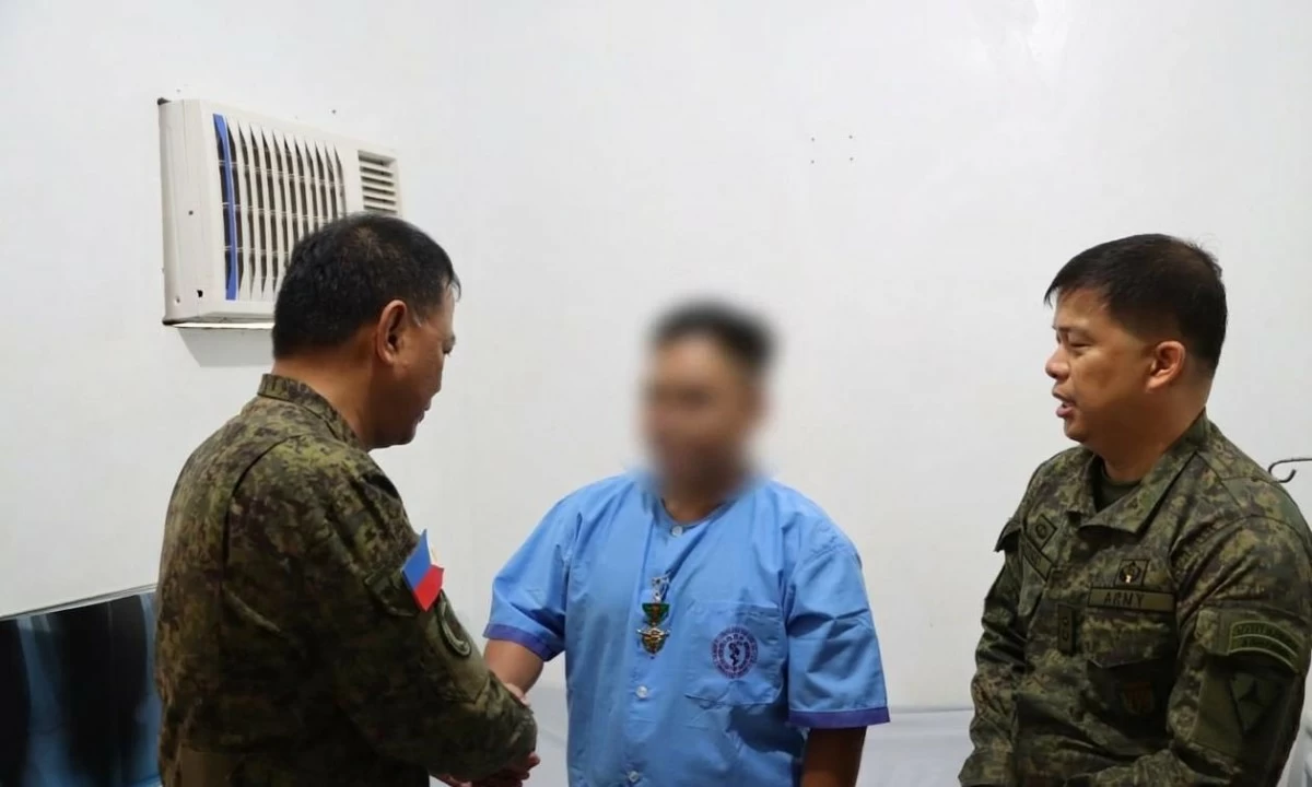 ⁨Philippine Army (PA) Commanding General, Lt. Gen. Antonio G. Nafarrete (left) confers the Military Merit Medal on a soldier who was wounded in a an encounter against New People's Army (NPA) rebels in Calatrava, Negros Occidental, May 1, 2026. (Photo: PA)⁩