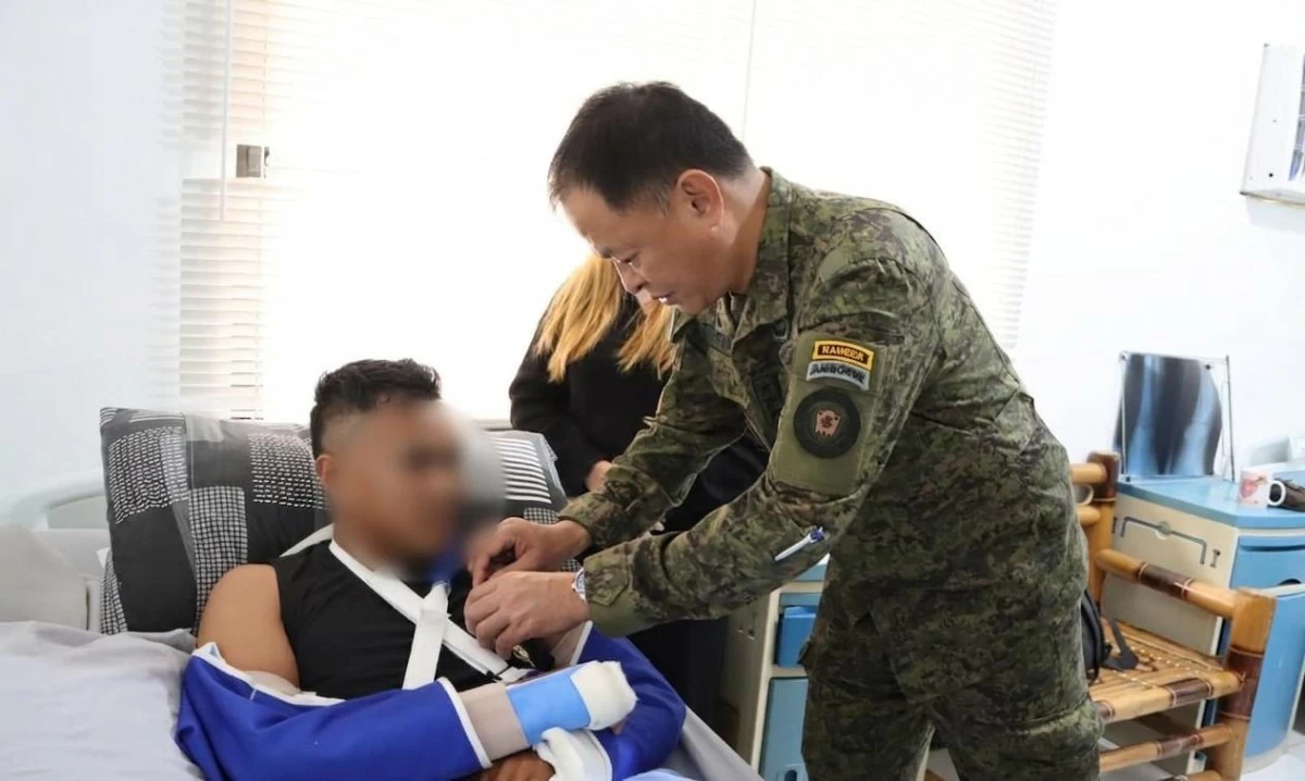 ⁨Philippine Army (PA) Commanding General, Lt. Gen. Antonio G. Nafarrete (left) confers the Military Merit Medal on a soldier who was wounded in an encounter against New People's Army (NPA) rebels in Calatrava, Negros Occidental, May 1, 2026. (Photo: PA)⁩
