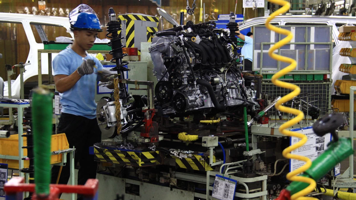 Philippine manufacturing shrinks in April as war-driven costs bite