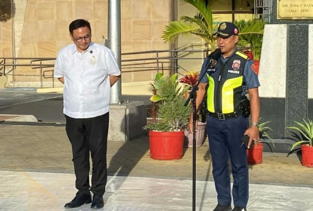Col. Aladdin Tamayo (right), new Muntinlupa police chief, with Mayor Ruffy Biazon (Photo from the Muntinlupa police's Facebook page)