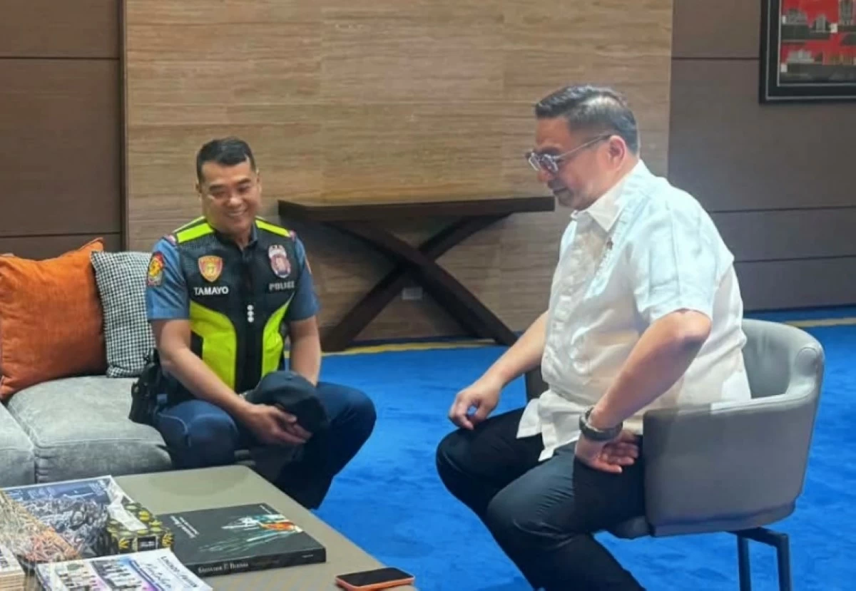 Col. Aladdin Tamayo (right), new Muntinlupa police chief, with Mayor Ruffy Biazon (Photo from the Muntinlupa police's Facebook page)