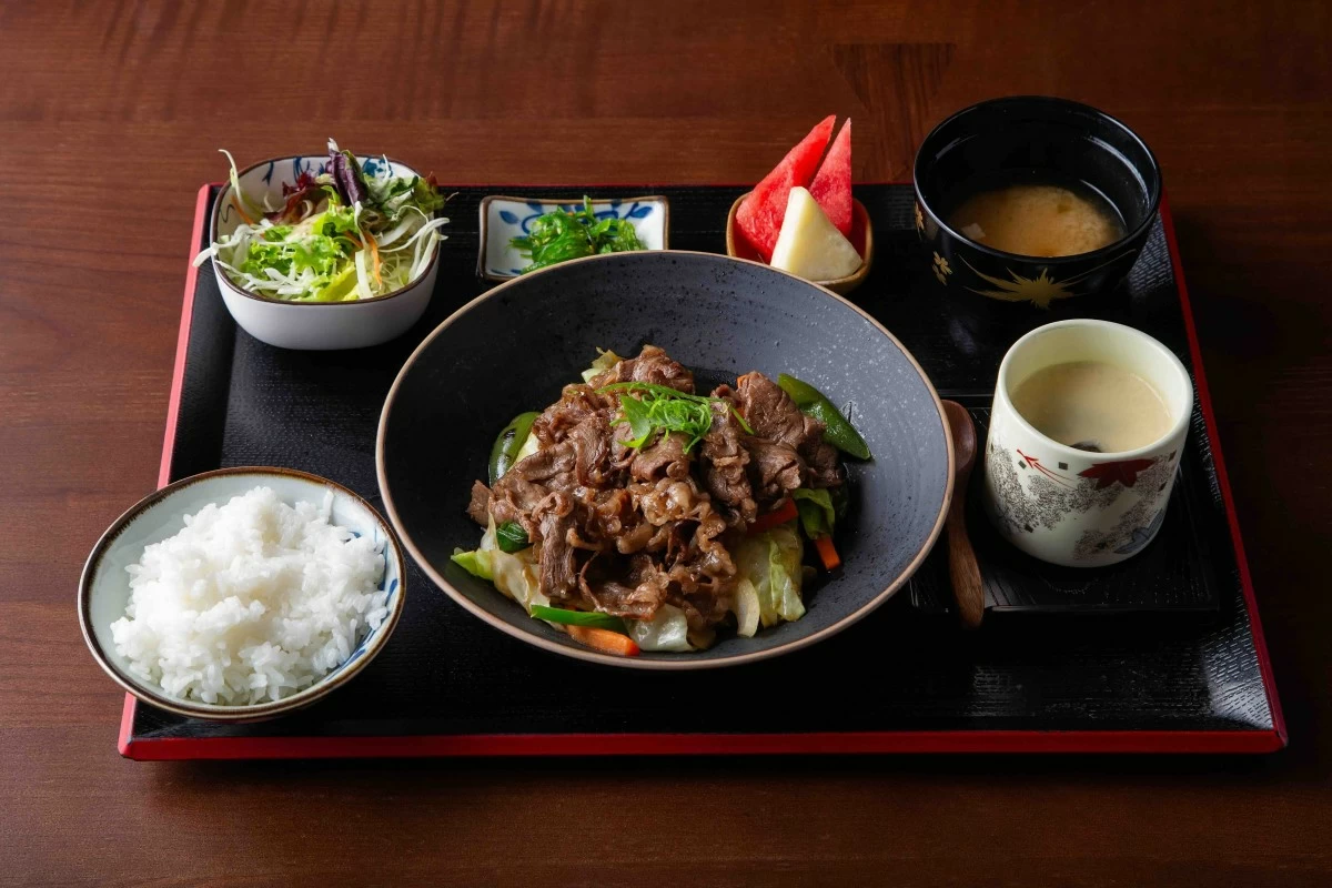 Jyu Jyu beef steak set with appetizer, beef steak, rice, miso soup, salad, and fruits offers a complete and satisfying meal. (Photo: Ogawa)