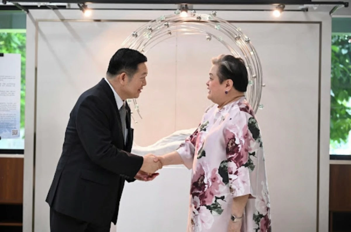 ASEAN Secretary General Kao Kim Hourn and DFA Secretary Ma. Theresa Lazaro shake hands at the unveiling of a commerative sculpture donated by the Philippine government to the ASEAN Secretariat.