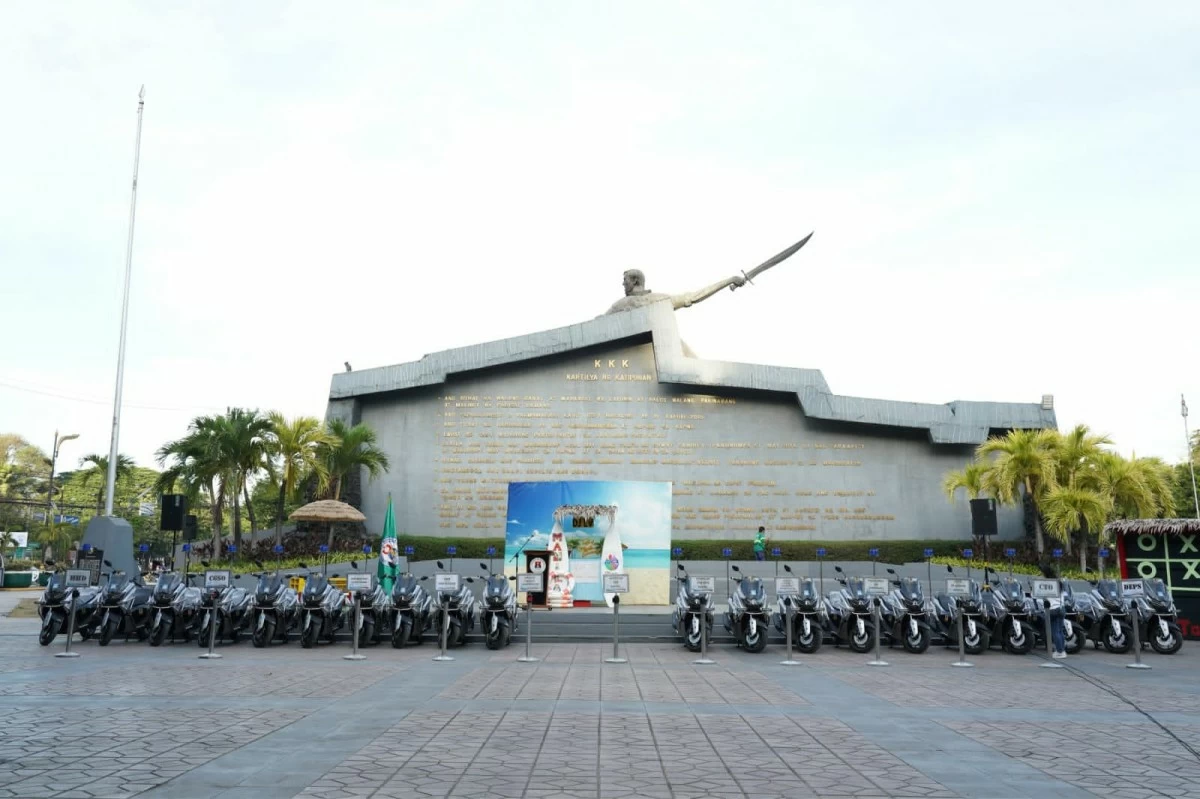 Manila Mayor Isko Moreno Domagoso inspects newly donated motorcycle units turned over by Chiang Kai Shek College to the Manila Police District during a ceremony at City Hall. (Photo courtesy of Manila PIO)