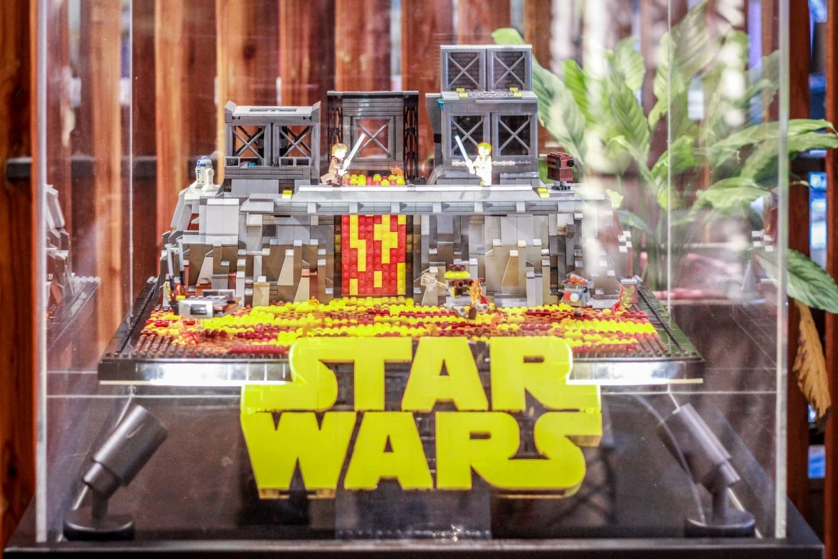 BATTLE OF BROTHERS Obi-Wan Kenobi and Anakin's battle on Mustafar in Lego form