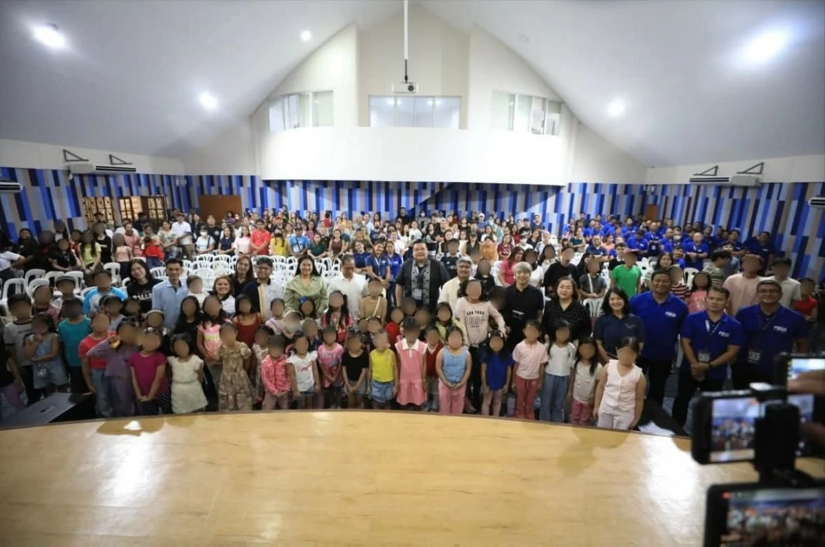 Vice Mayor Dodot Jaworski, together with city officials, youth participants, and their parents, during the launch of the Summer Art Workshop on May 4. (Photos from Pasig PIO)