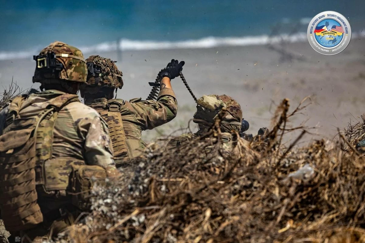 United States Army troopers secure the beachfront and establish defensive positions during the Counter-Landing Live Fire Exercise North (CLLFX-North) as part of Exercise Balikatan 41-2026 on May 4 at La Paz Sand Dunes, Laoag, Ilocos Norte. (Photo: Armed Forces of the Philippines)