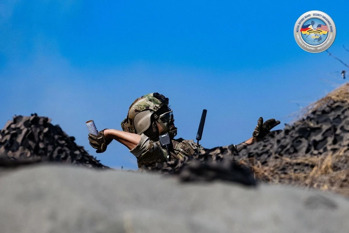 Philippine Army trooper deploy smoke grenades to obscure movement and support maneuver operations during the Counter-Landing Live Fire Exercise North (CLLFX-North) as part of Exercise Balikatan 41-2026 on May 4 at La Paz Sand Dunes, Laoag, Ilocos Norte. (Photo: Armed Forces of the Philippines)