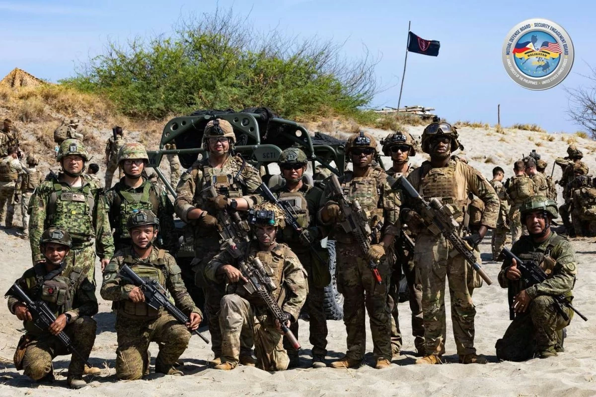 Philippine Army, U.S. Army, and Japan Self-Defense Force troopers stand shoulder-to-shoulder as they mark the successful execution of the Counter-Landing Live Fire Exercise North (CLLFX-North) during Exercise Balikatan 41-2026 on May 4 at La Paz Sand Dunes, Laoag, Ilocos Norte. (Photo: Armed Forces of the Philippines)