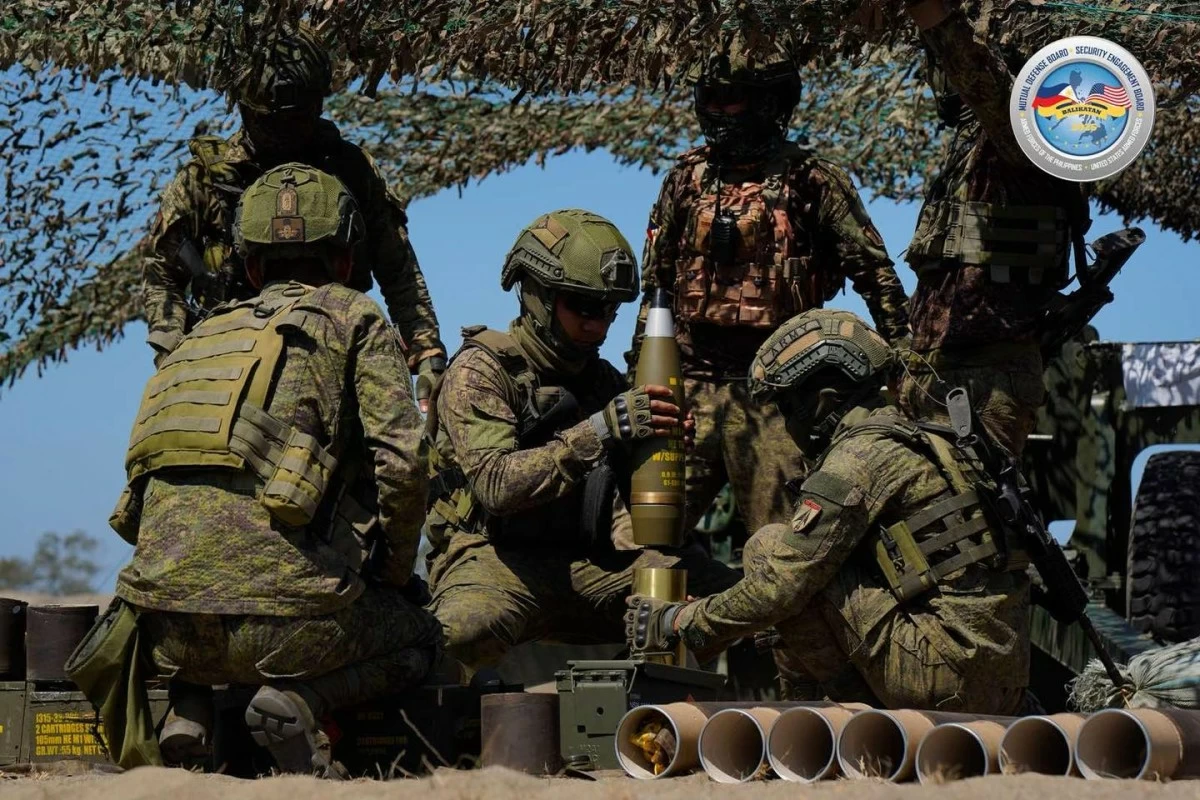 Philippine Army forces rapidly load and prepare field artillery systems for firing during the Counter-Landing Live Fire Exercise North (CLLFX-North) as part of Exercise Balikatan 41-2026 on May 4 at La Paz Sand Dunes, Laoag, Ilocos Norte. (Photo: Armed Forces of the Philippines)