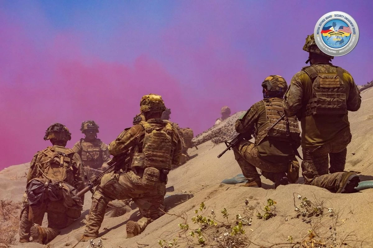 United States Army forces coordinate and communicate tactical movements on the ground during the Counter-Landing Live Fire Exercise North (CLLFX-North) as part of Exercise Balikatan 41-2026 on May 4 at La Paz Sand Dunes, Laoag, Ilocos Norte. (Photo: Armed Forces of the Philippines)