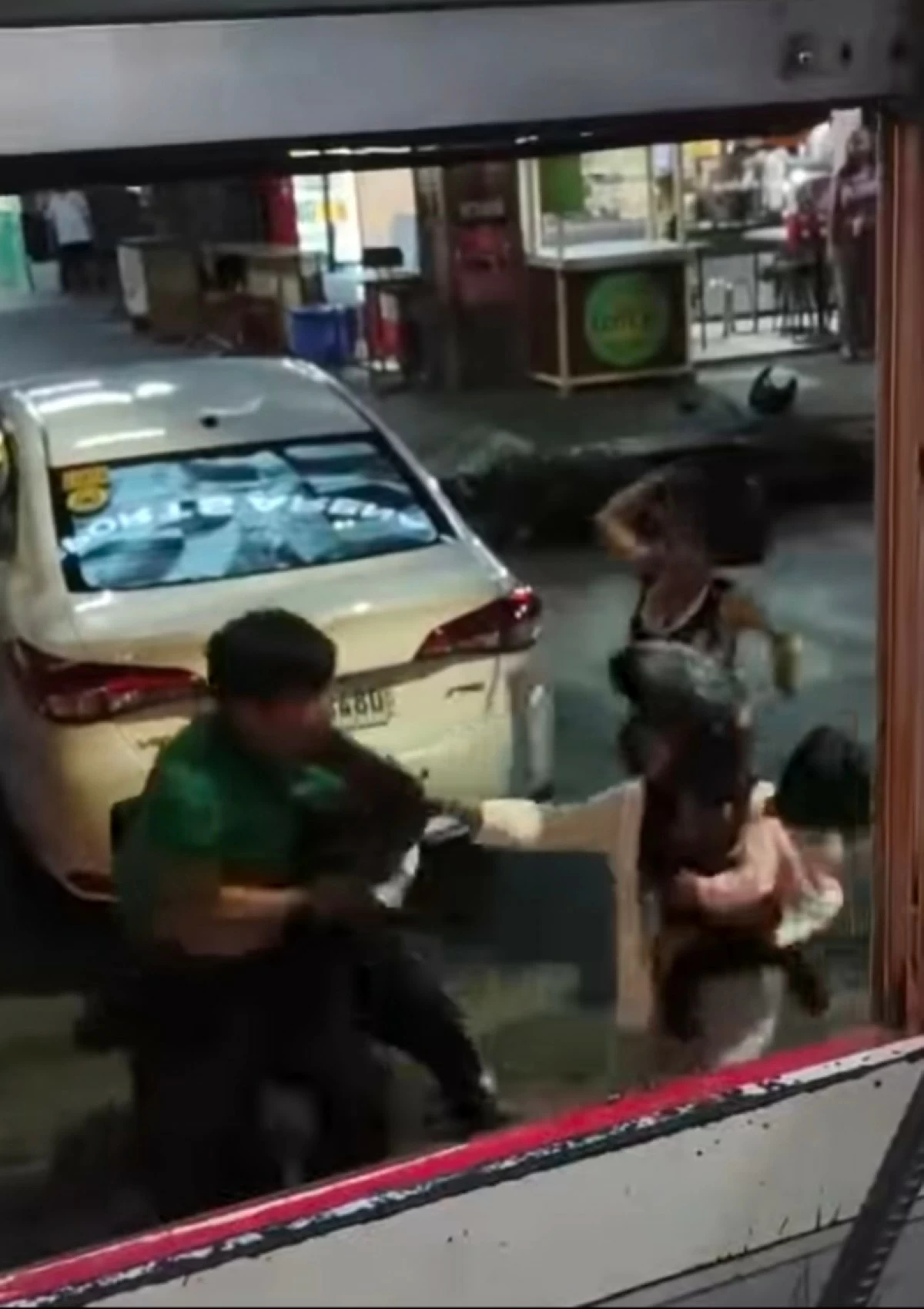Suspects attack a bus driver and conductor during a road rage incident in Quezon City, as seen in video footage taken by a passenger; a metal pipe allegedly used in the assault was later recovered. (Screengrab from a video taken by a passenger)