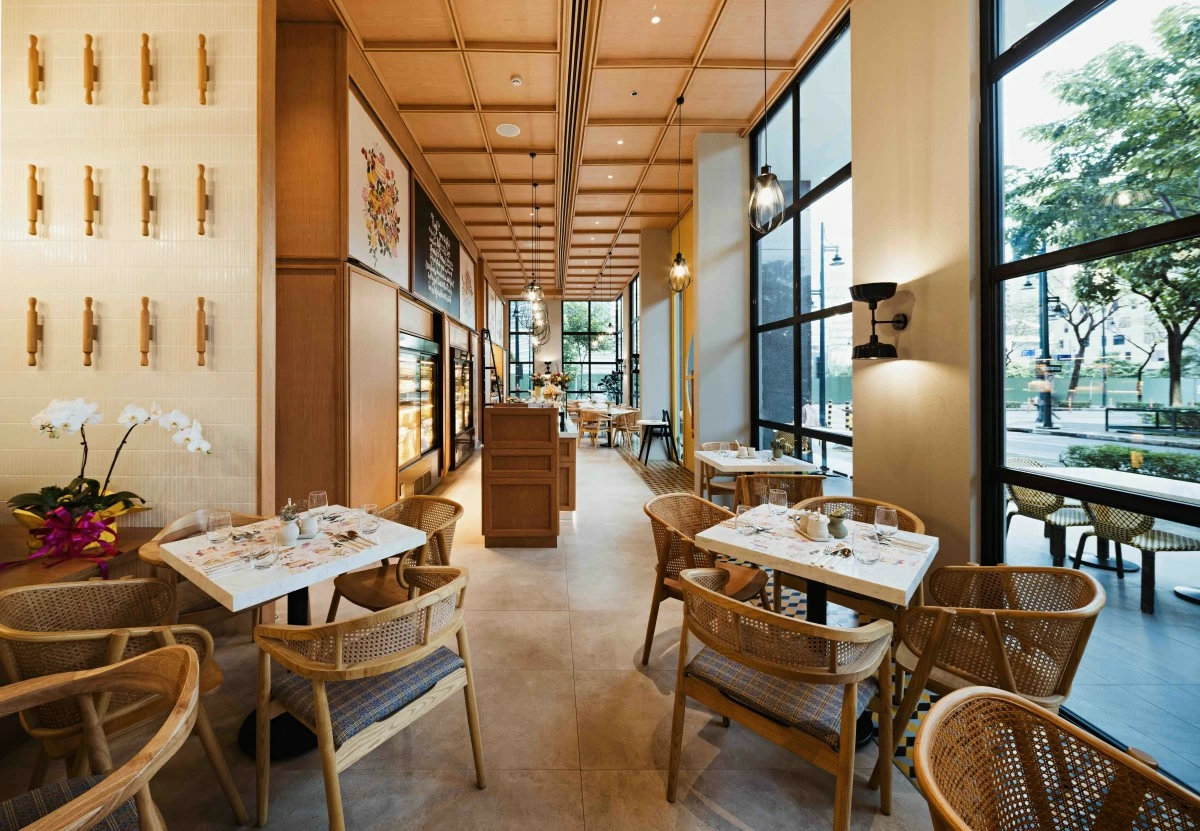 BRIGHT ROOM The dining area of Flour Pot is airy and cheerful, with warm tones, open seating, and daylight that fills the room from morning through the afternoon. (Photo: Jay Jallorina)