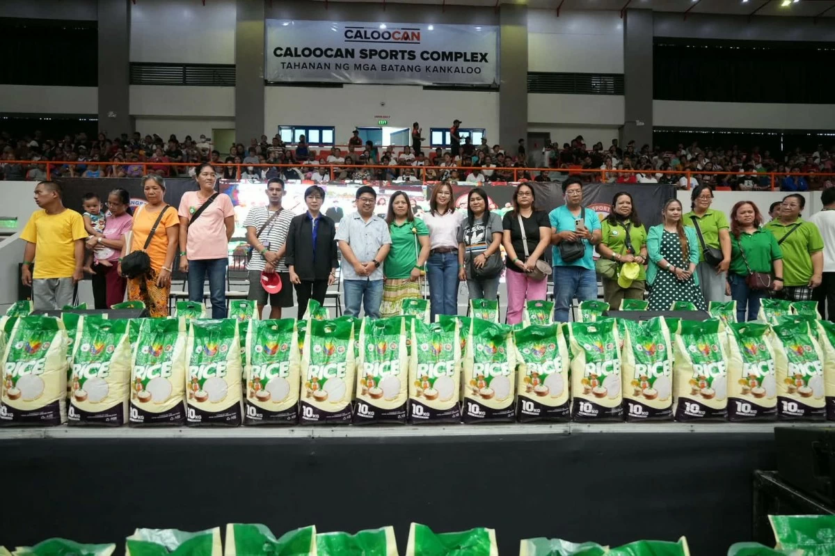 432,000 beneficiaries in Caloocan City received 10 kilos of rice from LGU on Wednesday, May 6 (Photo from Caloocan PIO)