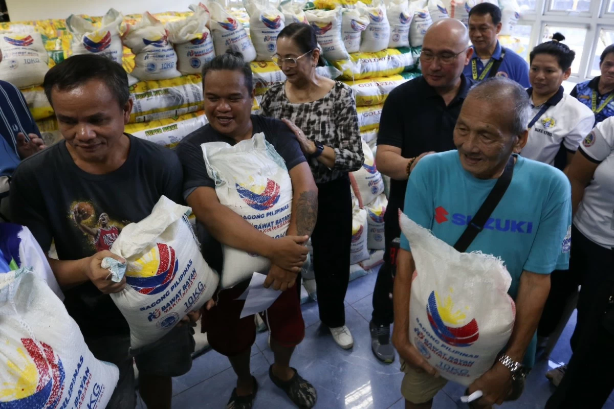 Public transport drivers and senior citizen residents of Mandaluyong City receive 10 kilograms of rice from the national government as part of the Local Government Support Fund – Financial Assistance to Local Government Units on on Wednesday, May 6, 2026 in Mandaluyong City (Photos by Santi San Juan)
