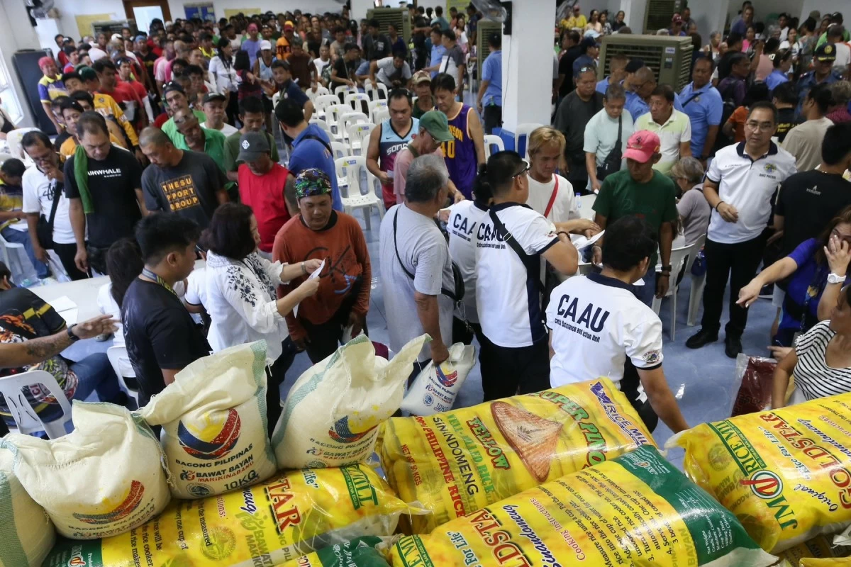 Public transport drivers and senior citizen residents of Mandaluyong City receive 10 kilograms of rice from the national government as part of the Local Government Support Fund – Financial Assistance to Local Government Units on on Wednesday, May 6, 2026 in Mandaluyong City (Photos by Santi San Juan)