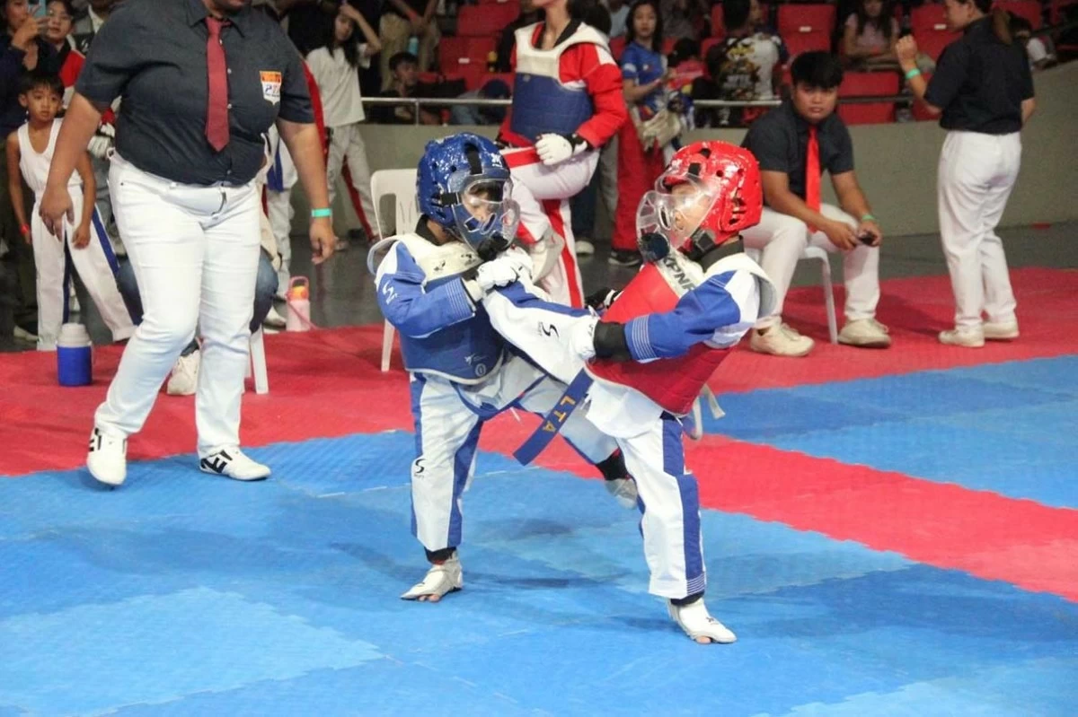 A young taekwondo jin in red armor executes a well-timed counter roundhouse kick against an opponent. (PTA photo)