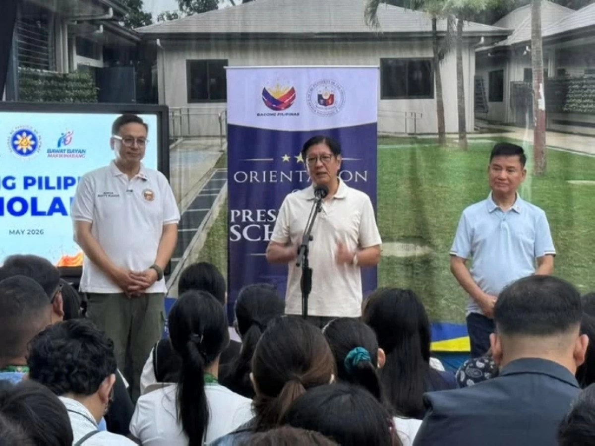 President Ferdinand Marcos Jr. (center) with Muntinlupa Mayor Ruffy Biazon (left) and Rep. Jaime Fresnedi at the Muntinlupa Sports Center on May 6 (Photo from the Muntinlupa PIO) 