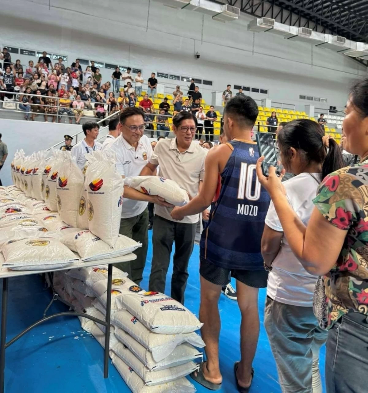 President Ferdinand Marcos Jr. (center) distributes rice to Muntinlupa residents with Muntinlupa Mayor Ruffy Biazon and Rep. Jaime Fresnedi at the Muntinlupa Sports Center on May 6 (Photo from  Muntinlupa PIO) 