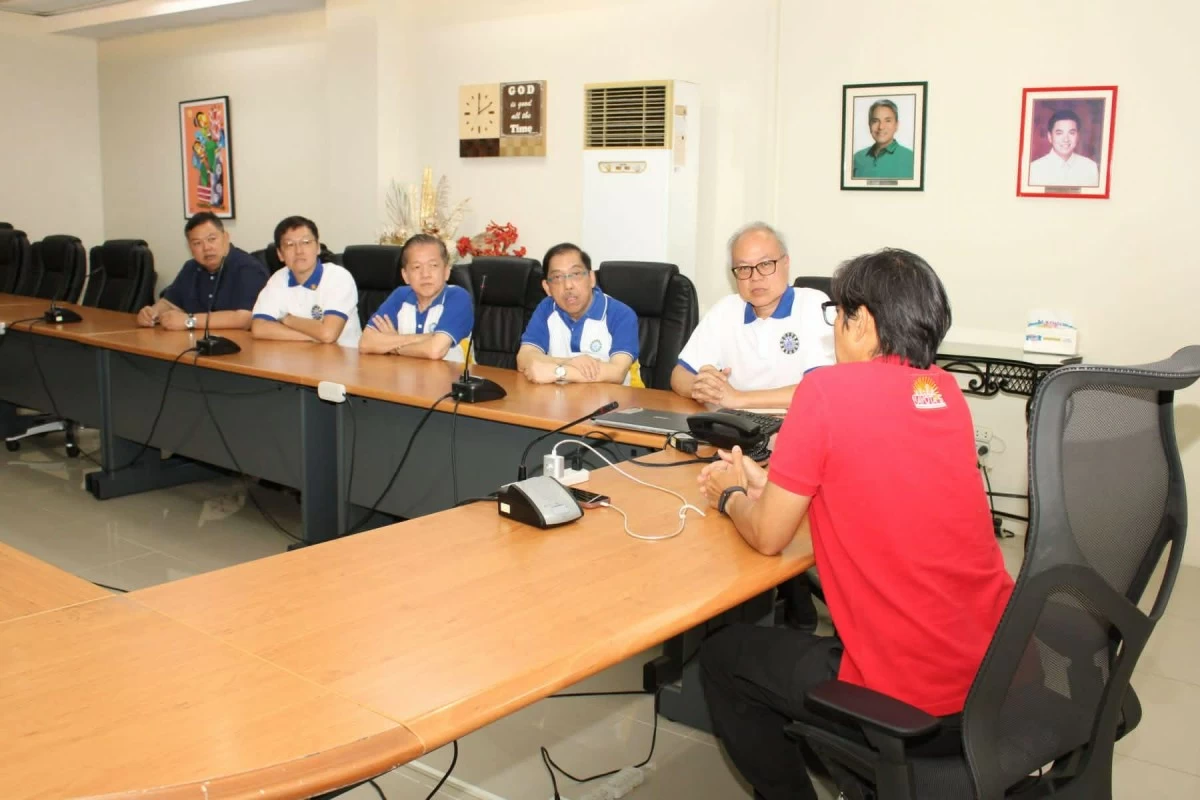 Navotas City Mayor John Rey Tiangco meets with officials of the Chinese Filipino Business Club, Inc. (CFBCI) to discuss the ongoing response operations at the Navotas City Landfill fire. (Photo from CFBCI)