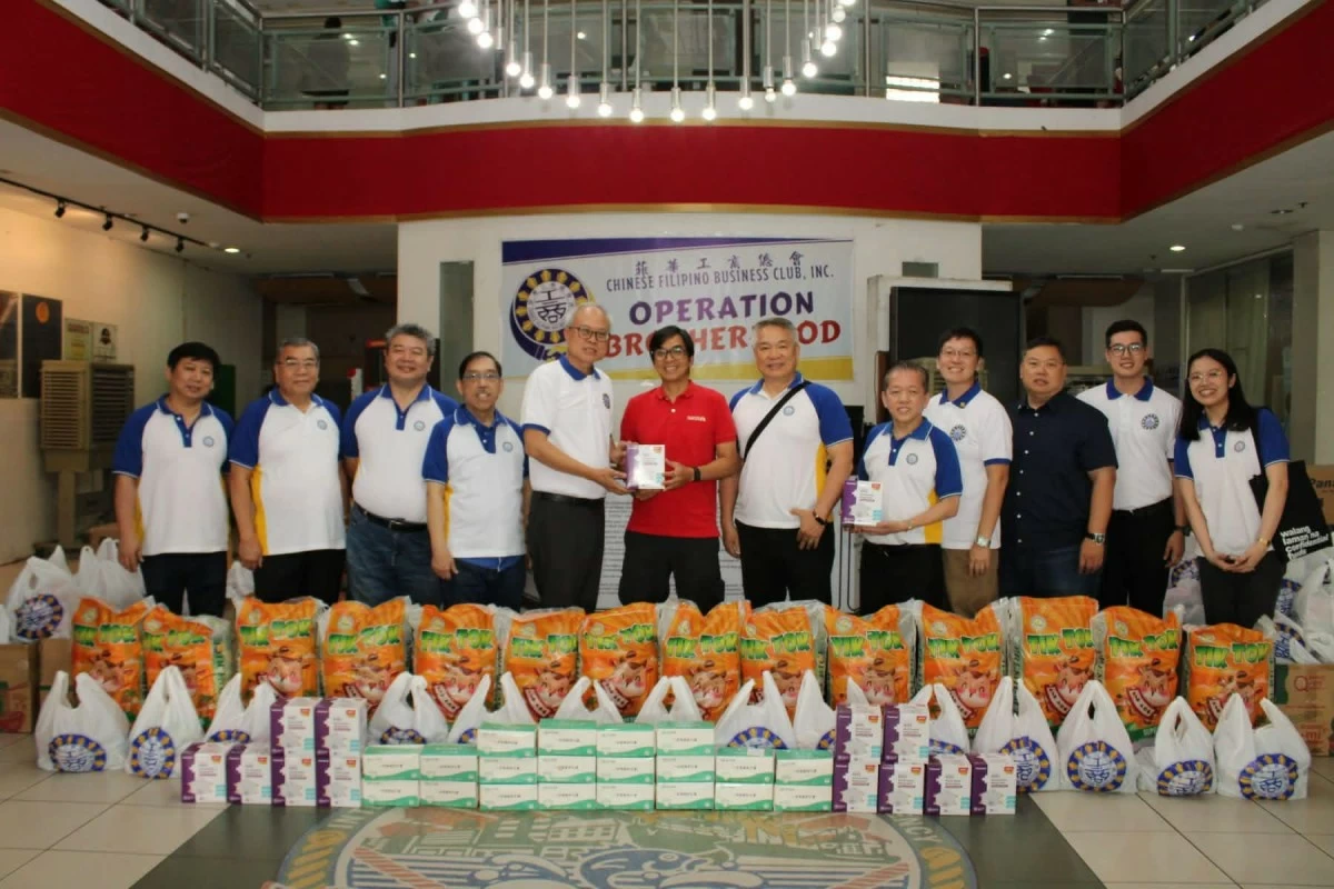 Navotas City Mayor John Rey Tiangco meets with officials of the Chinese Filipino Business Club, Inc. (CFBCI) to discuss the ongoing response operations at the Navotas City Landfill fire. (Photo from CFBCI)
