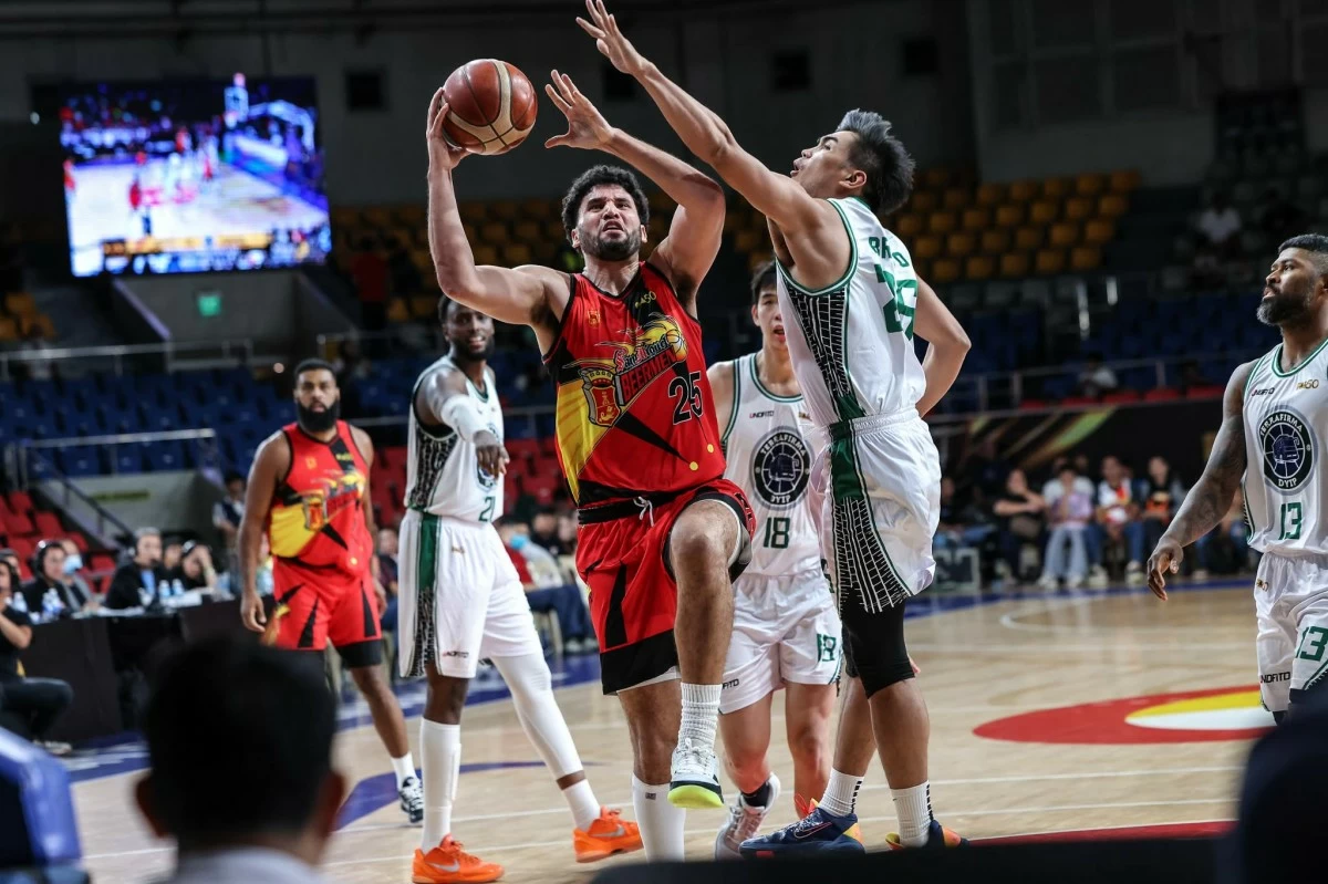Bennie Boatwright steers San Miguel past Terrafirma. (PBA Images)