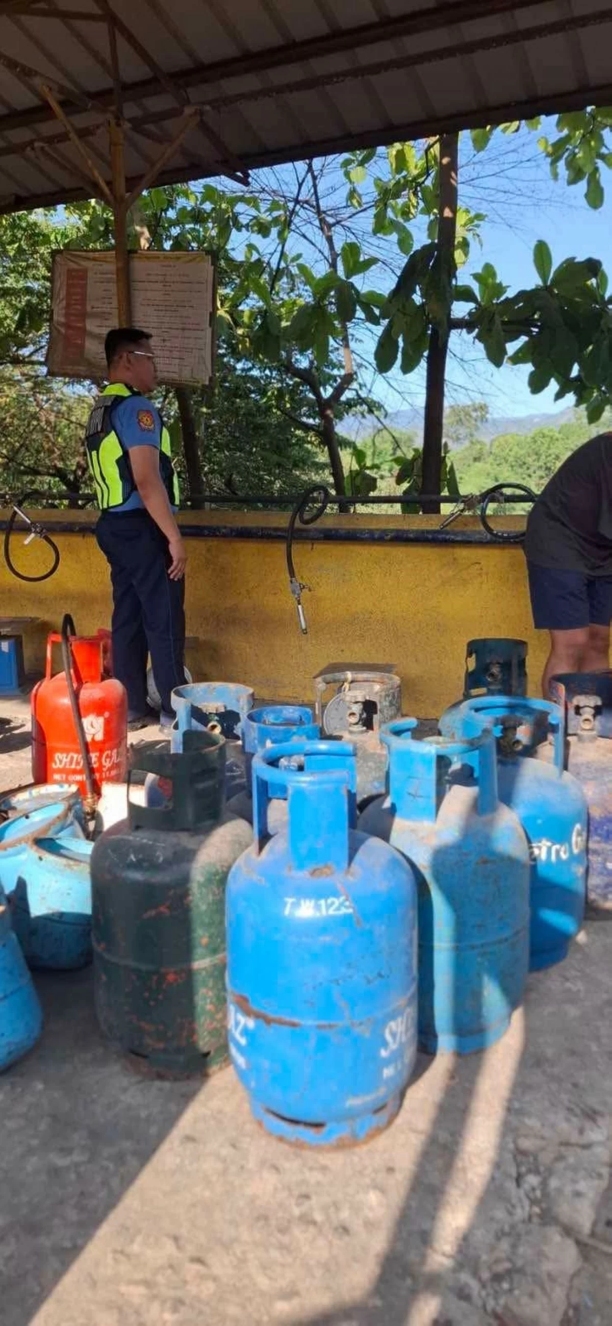 Authorities confiscate LPG equipment worth P8.4 million during a buy-bust operation against illegal LPG trading in Rodriguez, Rizal. (Photos from Rizal PPO)