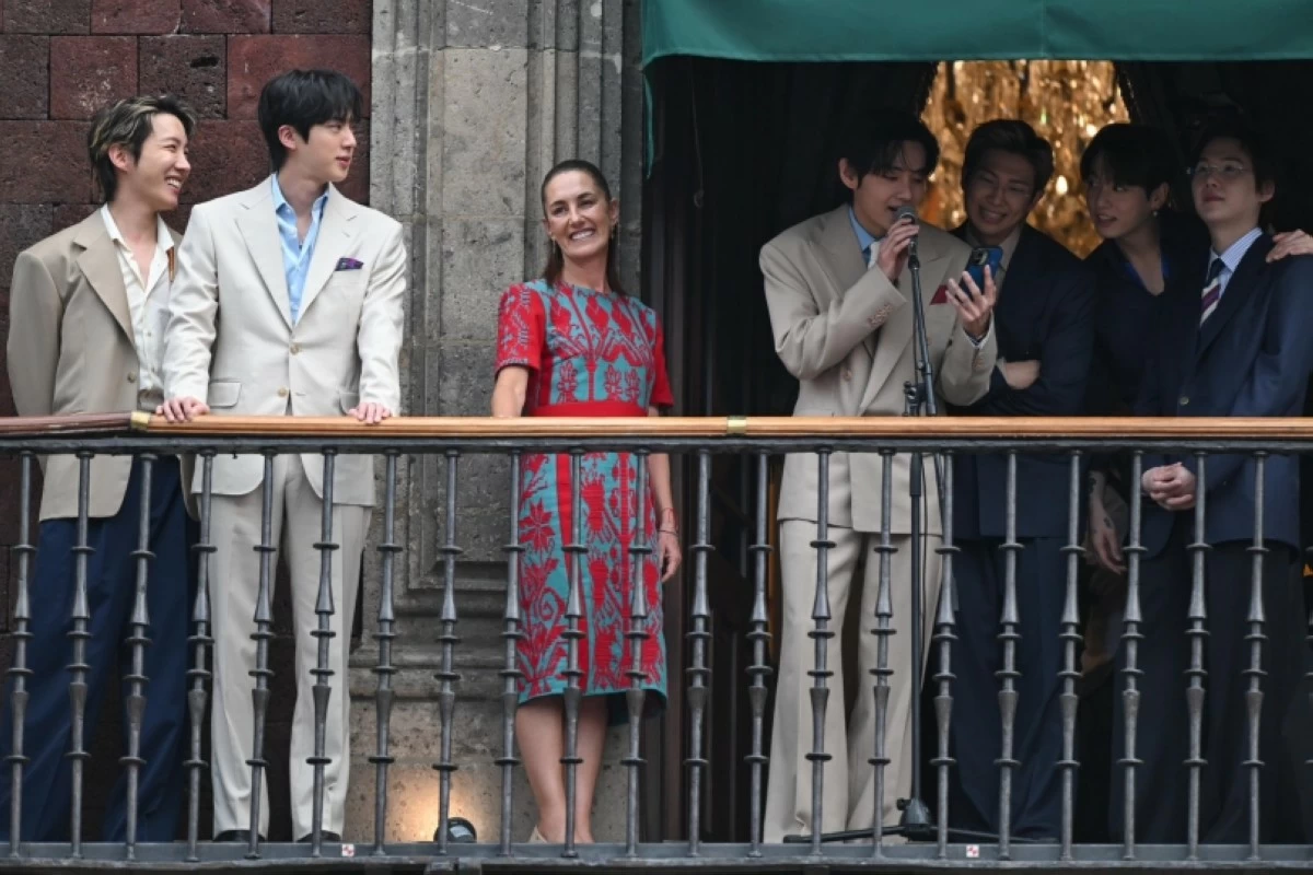 BTS and President Claudia Sheinbaum at the balcony of the National Palace to greet the crowd (Photo from President Claudia Sheinbaum's X account) 