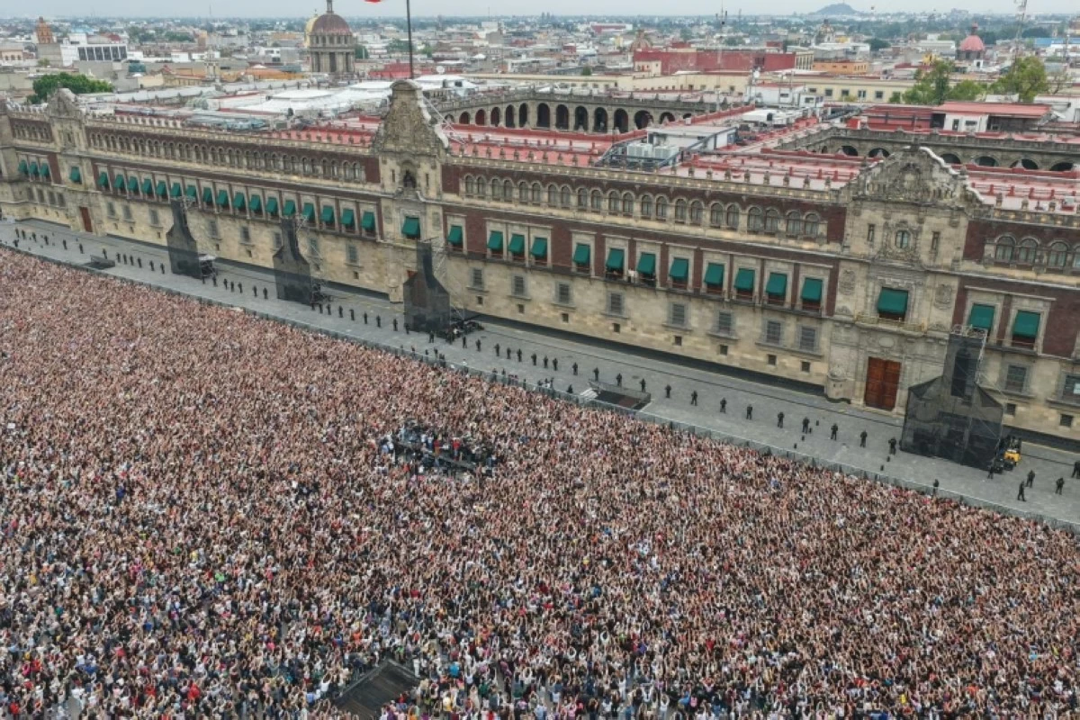 The crowd outside the National Palace in Mexico waiting for K-pop superstars BTS (Photo from President Claudia Sheinbaum's X account) 