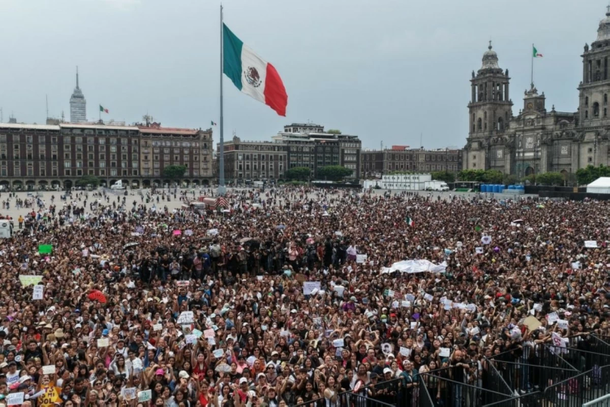 The crowd outside the National Palace in Mexico waiting for K-pop superstars BTS (Photo from President Claudia Sheinbaum's X account) 