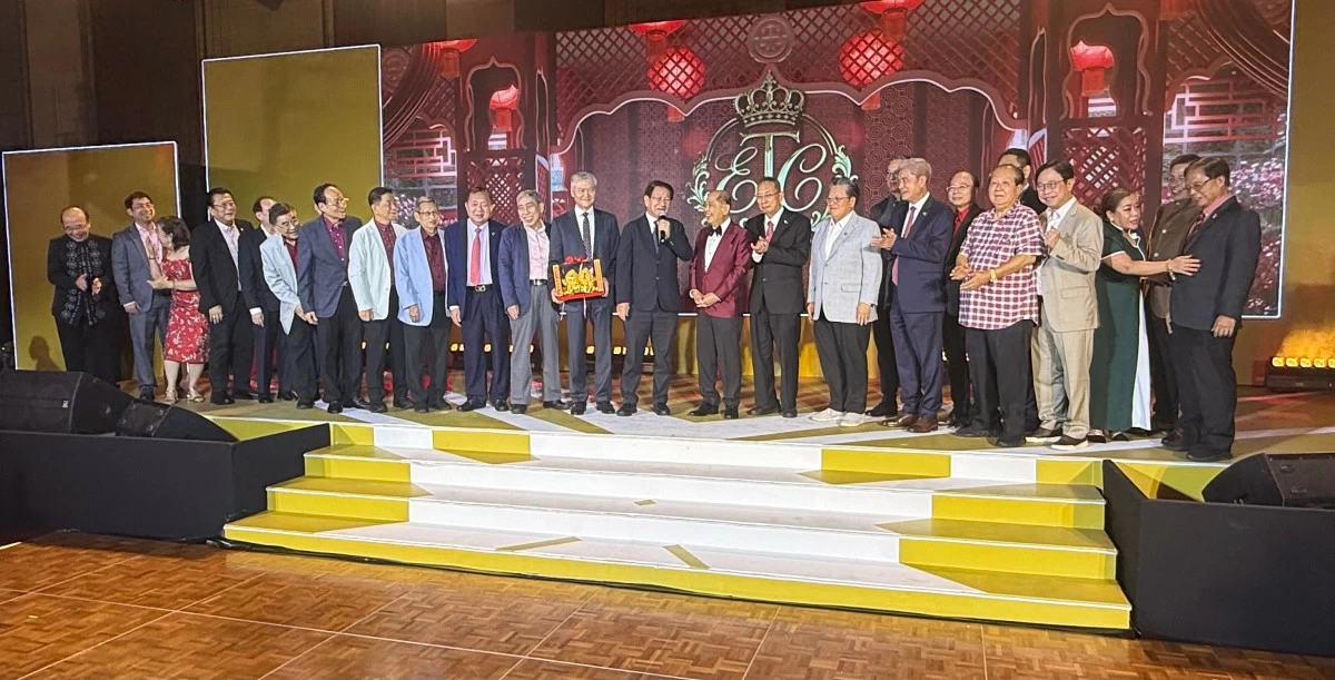 The Filipino-Chinese Chamber of Commerce and Industry greeting and honoring one of their own. (Photo: Philip Cu-unjieng/Manila Bulletin)