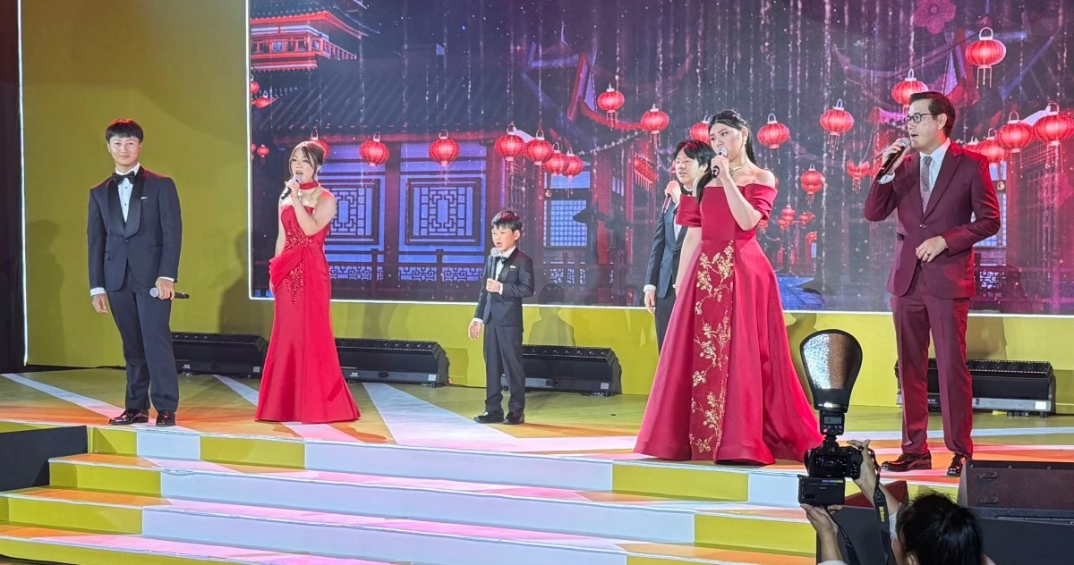Richard Yap leads the grandchildren of Enrique Chua in a song number. (Photo: Philip Cu-unjieng/Manila Bulletin)