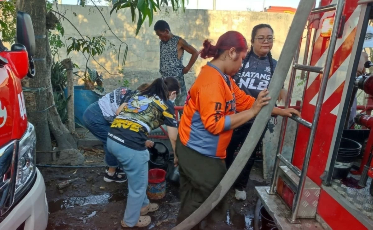 Authorities responding to the fire in Barangay New Lower Bicutan, Taguig on May 6 (Photo from the Barangay Disaster Risk Reduction Management Committee, Barangay New Lower Bicutan)
