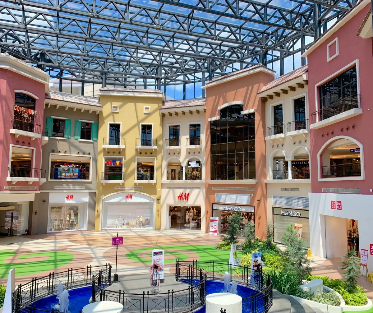 Evia Lifestyle Center is a refined mall offering a refreshing escape with tranquil surroundings and a curated mix of retail and dining experiences. (Artist's perspective: Villar City)