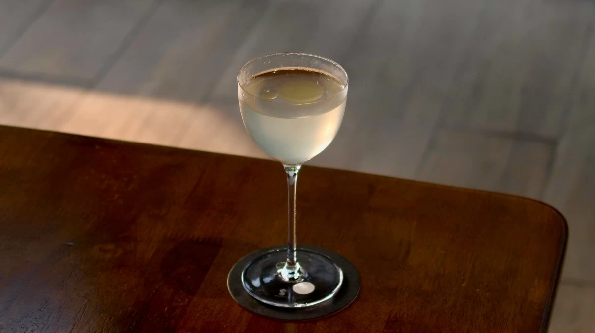 CHILDHOOD SWIRL RETURNS Dua’s Choice combines vodka, gin, olive oil, vanilla ice cream, and saline solution in a cocktail inspired by the familiar comfort of childhood desserts. (Photo: Three Dots)
