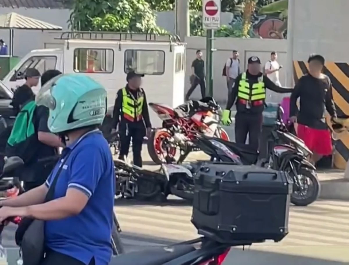 The suspect (right, in black shirt) walking away after the attack in Bonifacio Global City, Taguig on May 7 (Screenshot from Boom Umali's video) 