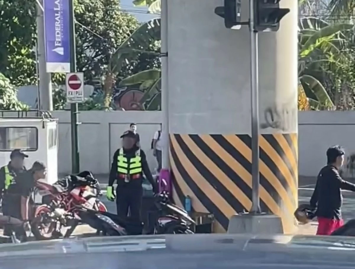 The suspect (right, in black shirt) walking away after the attack in Bonifacio Global City, Taguig on May 7 (Screenshot from Boom Umali's video) 